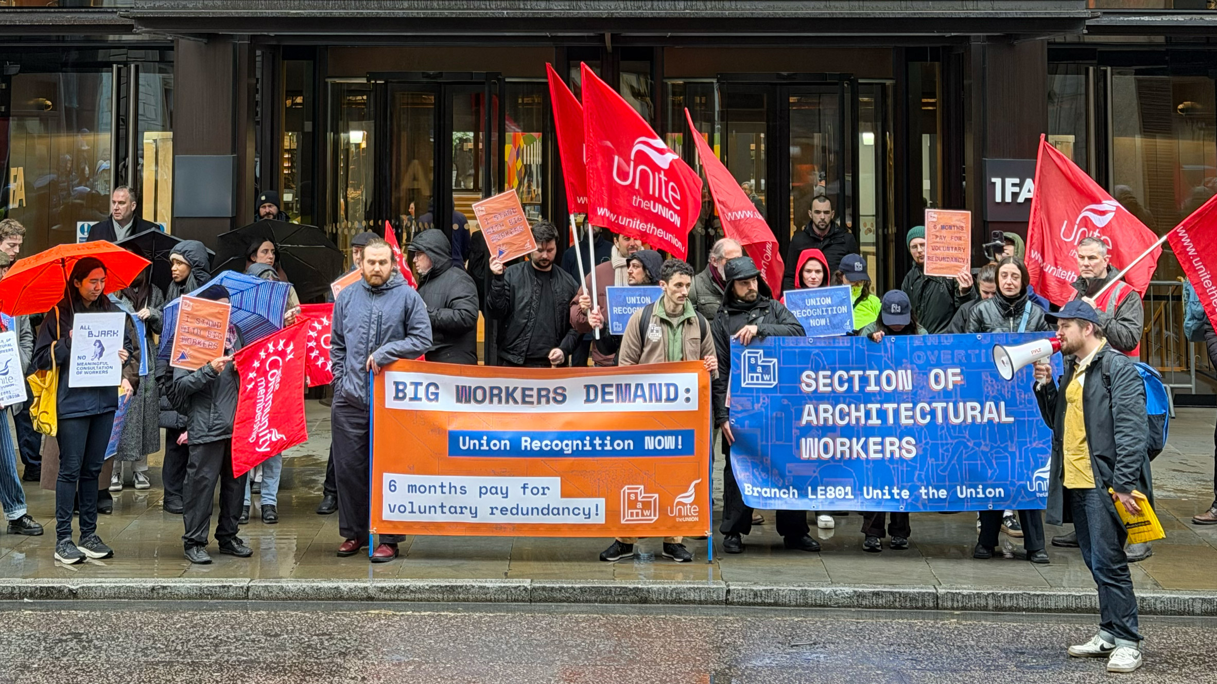 Esta semana, a equipe do BIG protestou contra as demissões planejadas em Londres