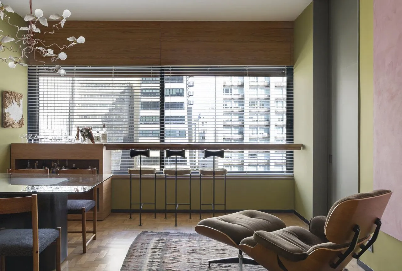 Um apartamento com história, garimpos e móveis modernistas | Open House com Eduardo F. Correia