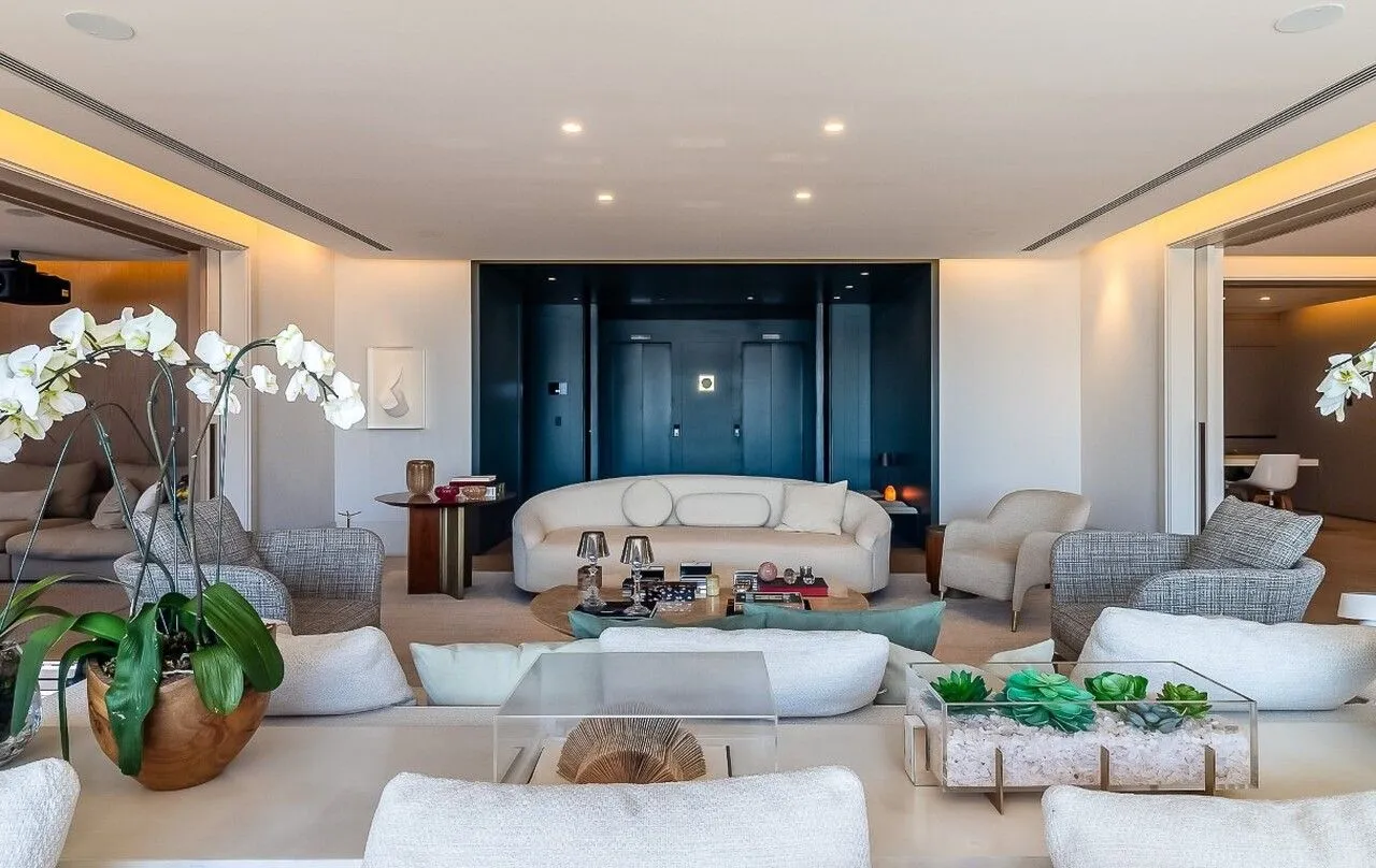 Uma casa suspensa no coração do Itaim Bibi | Open House com Pilar Homes