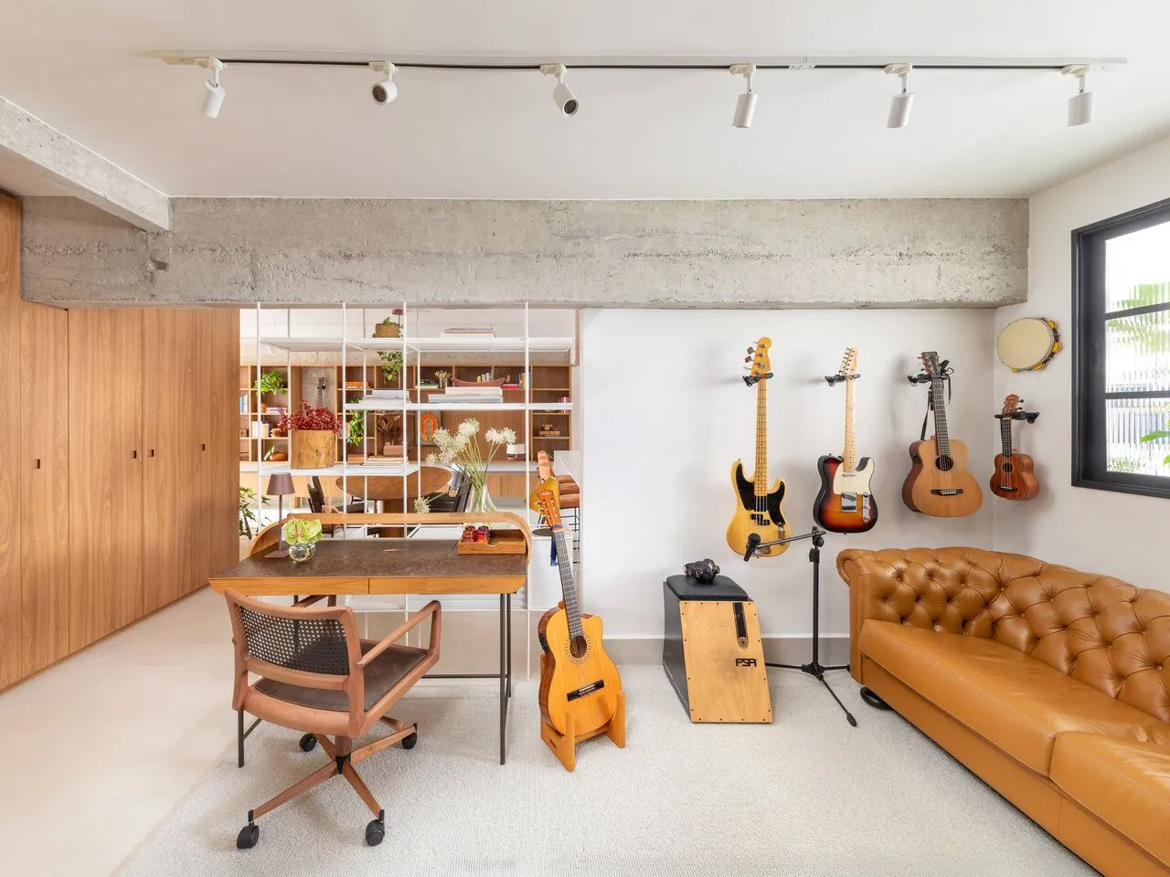 Apê autoral e moderno criado por um casal de arquitetos | Open House com Calamo Arquitetura e Pietro Terlizzi