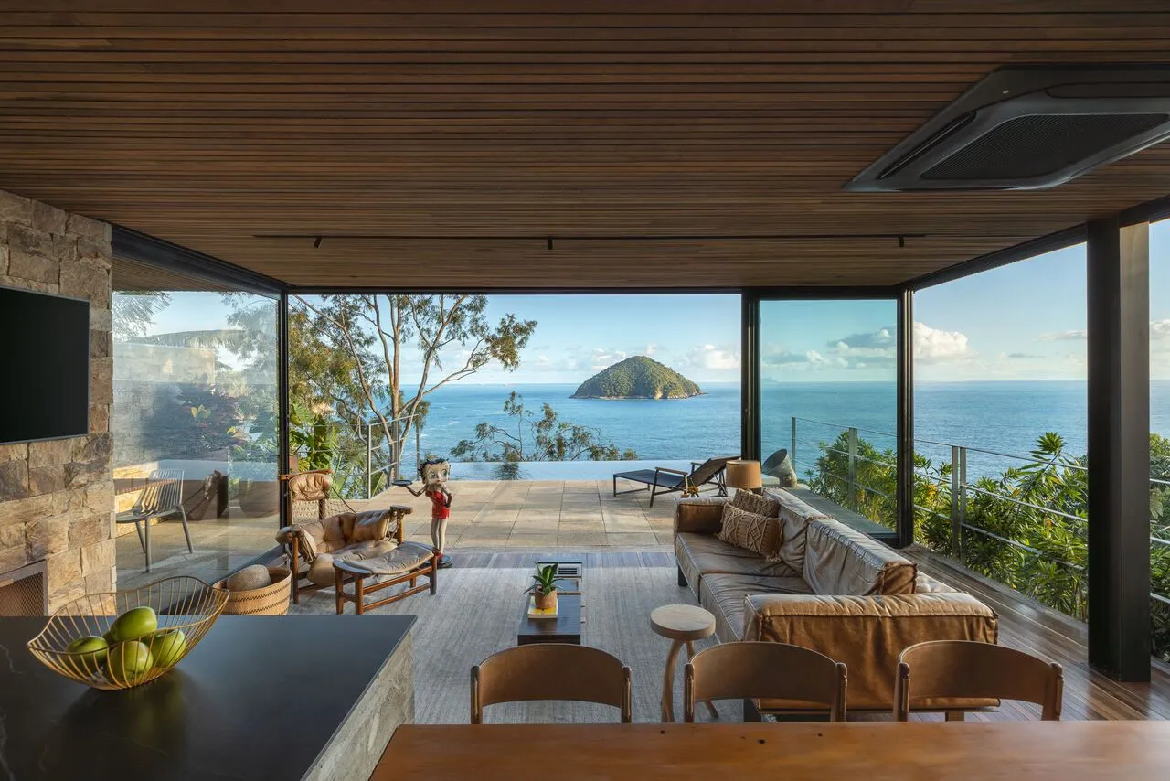 Casa suspensa sobre o mar onde arquitetura e tecnologia caminham juntas | Open House com Studio Carlito e Renata Pascucci