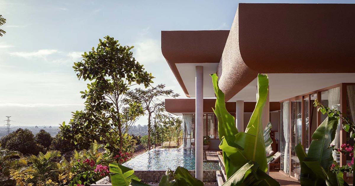 As plataformas elevadas da casa de família traçam a paisagem montanhosa do Camboja