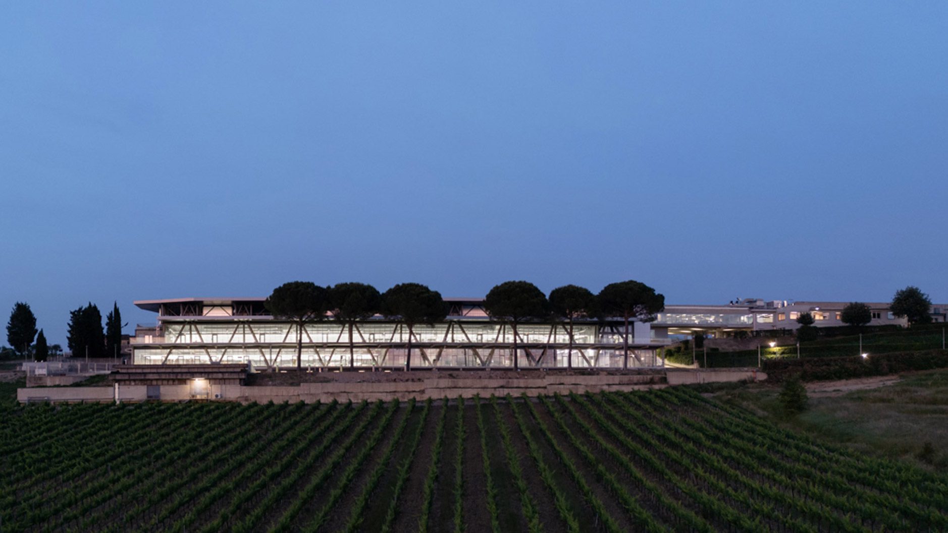Metrooffice Architetti cria fábrica de “arquitetura bruta” da Balenciaga