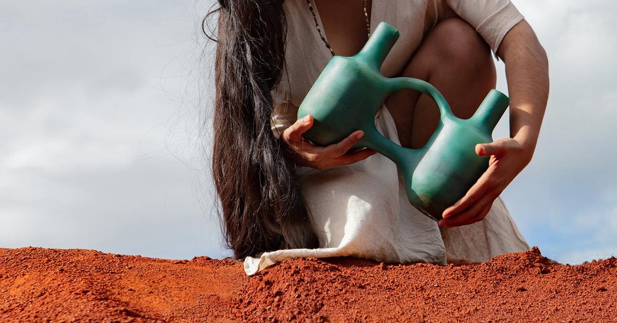 Resina reimagina vasos de barro peruano para coleta de vicús