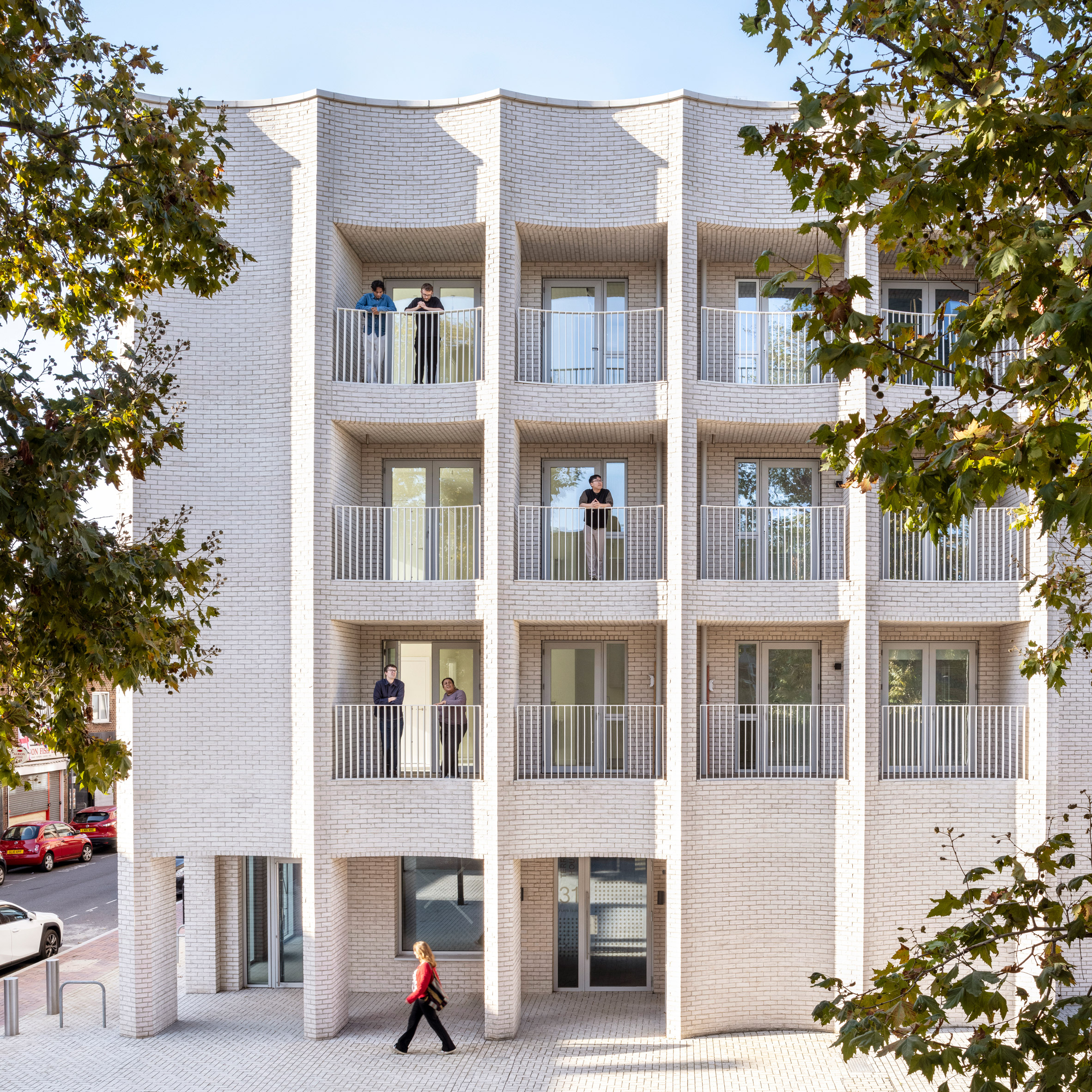 Bell Phillips cria fachada recortada para bloco habitacional de Londres
