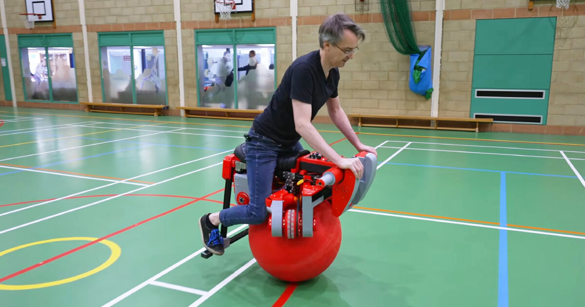 bicicleta com uma bola multidirecional de James Bruton rola os pilotos