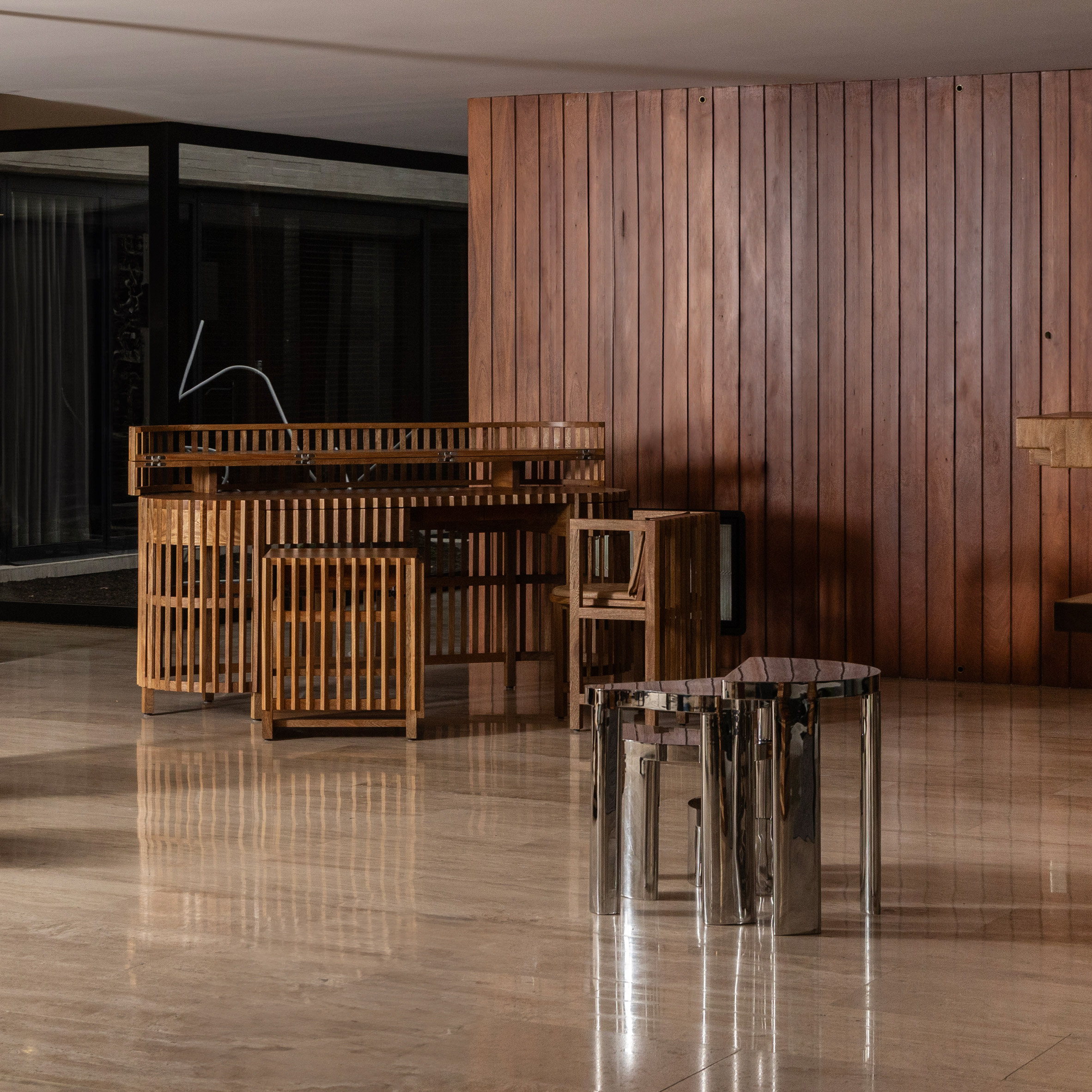 Móveis de Tatiana Bilbao e Fernanda Canales preenchem casa modernista do México