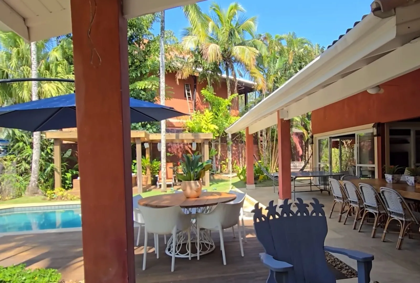 Uma casa de praia rústica, integrada e feita para receber | Open House com In House Arquitetura e Design