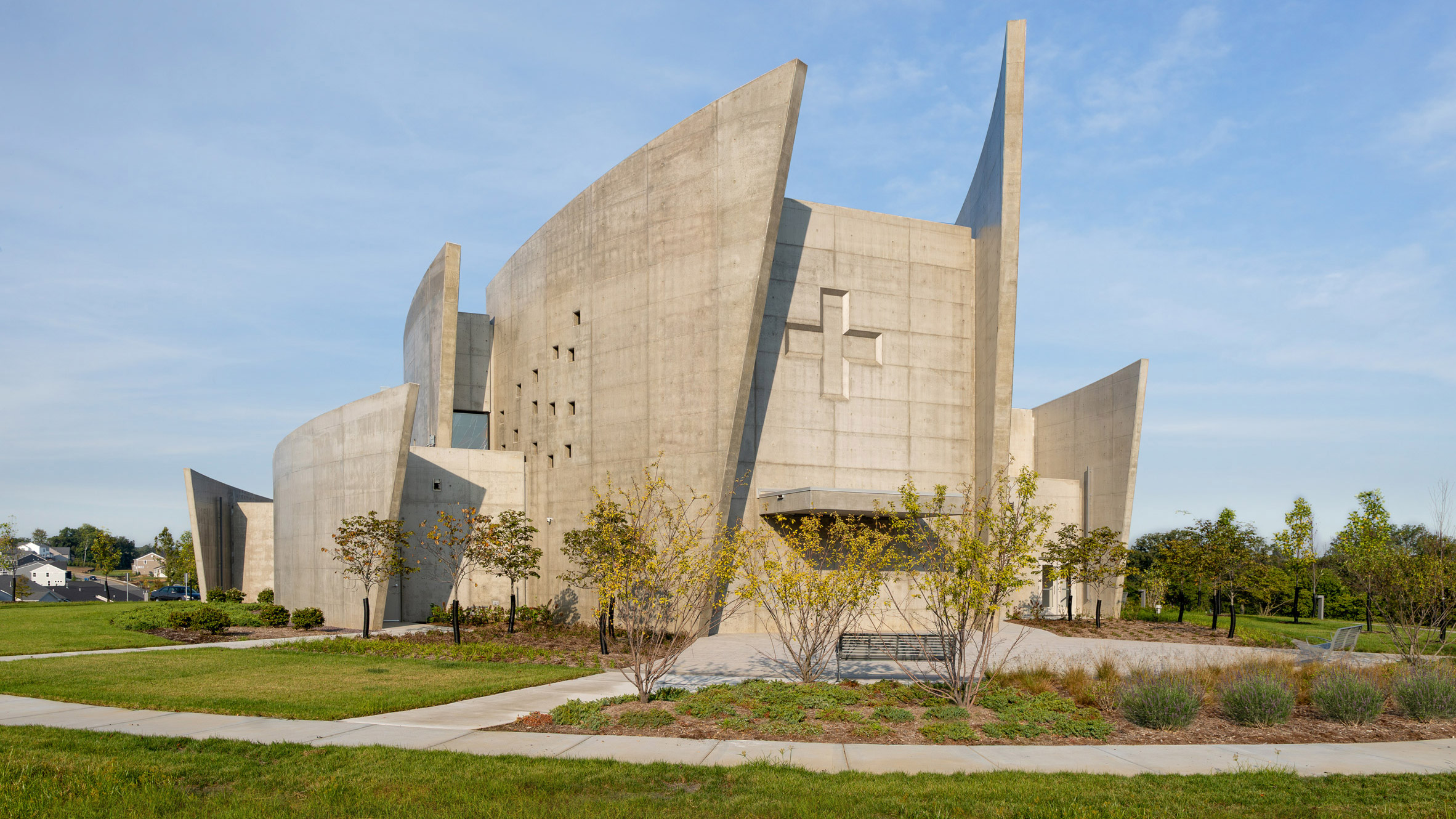 Design Alliance Architects levanta capela curva no Missouri