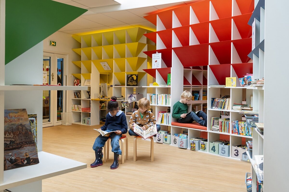 crianças gostam de ler vila de cabanas coloridas na biblioteca escolar de Paris