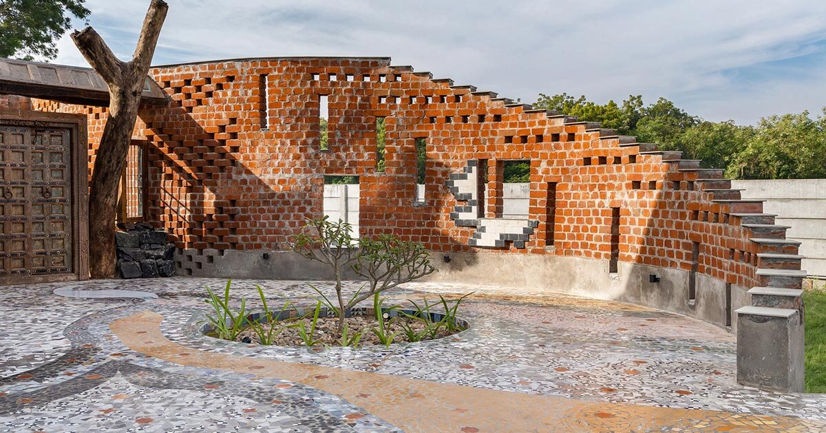 paredes curvas com padrão de tijolos emolduram uma casa de fazenda por Manoj Patel na Índia
