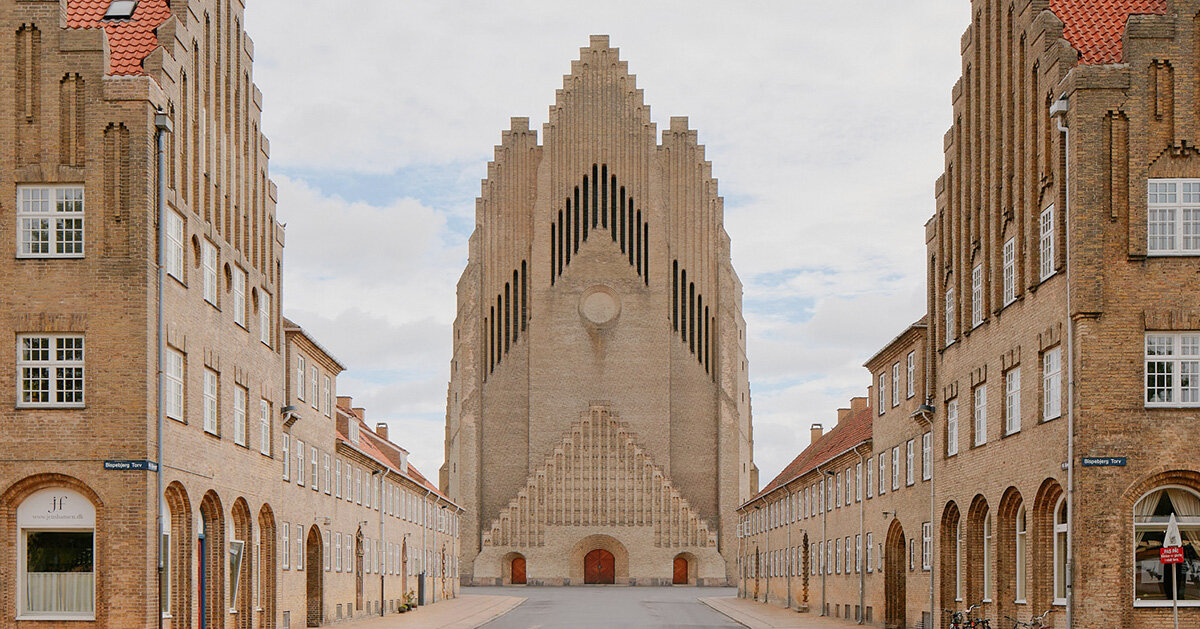 David Altrath enquadra a igreja de Grundtvig em Copenhaga
