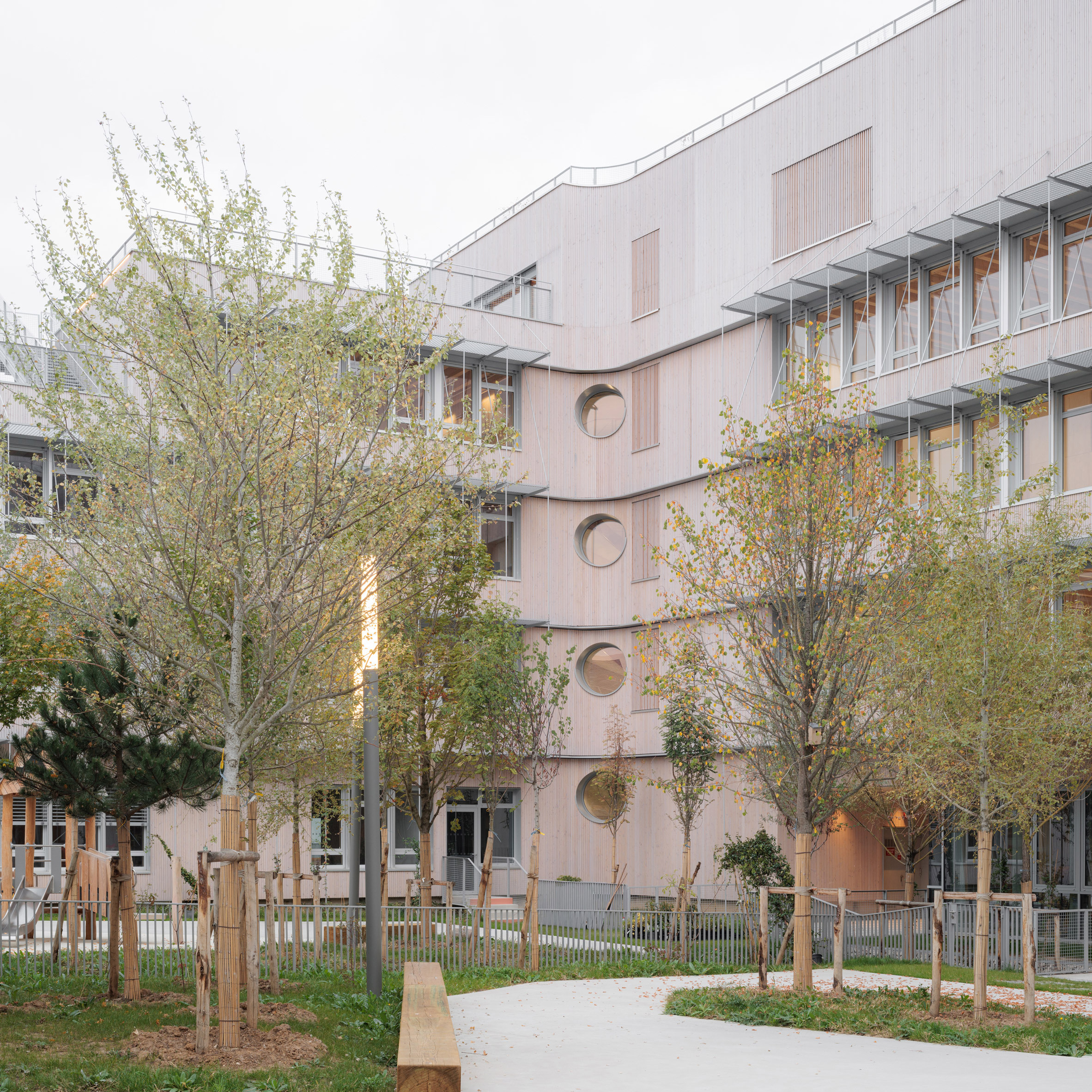 Terraços plantados coroam a Escola Dominique Frelaut da Tectoniques