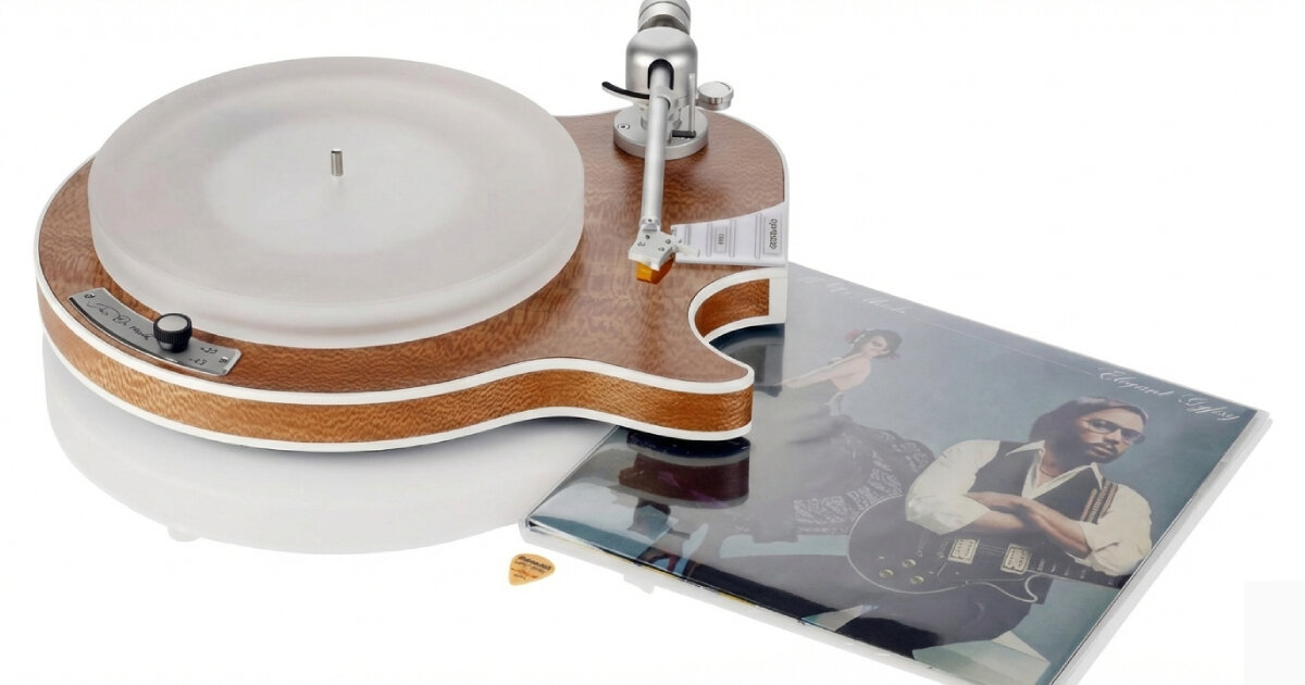 O toca-discos em forma de guitarra elétrica da clearaudio gira discos em madeira
