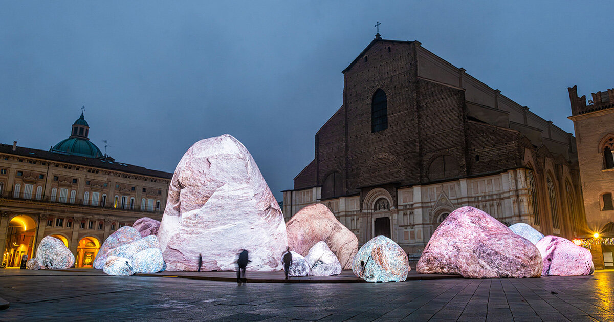 ENESS instala pedras infláveis ​​na Piazza Maggior de Bolonha
