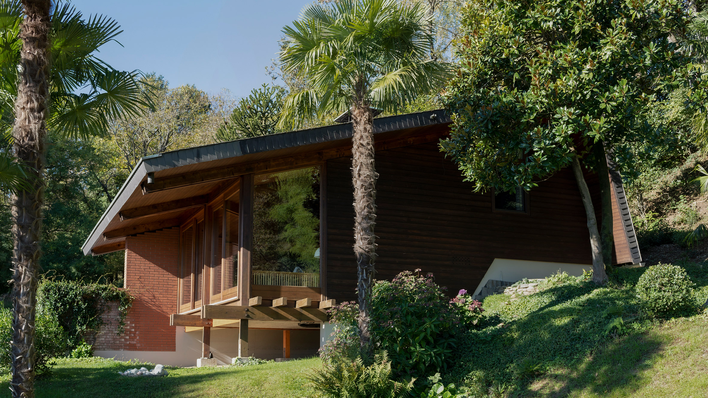Enrico Sass reforma casa dos anos 1970 com vista para o Lago Lugano