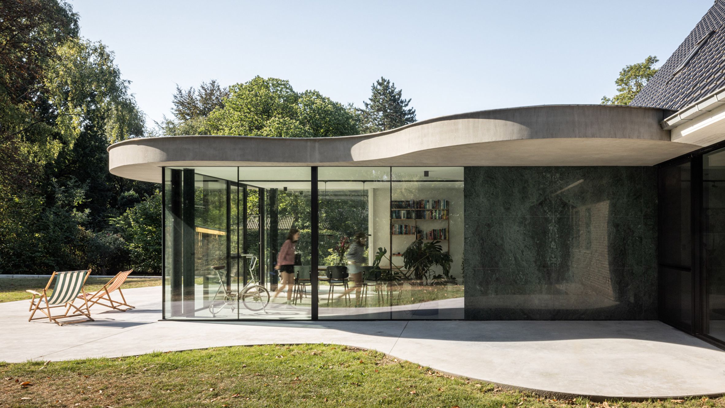 Studio Okami atualiza casa belga com extensão de mármore verde