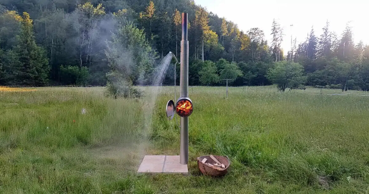 O chuveiro do jardim de Feuerwasser usa fogão a lenha para aquecer a água