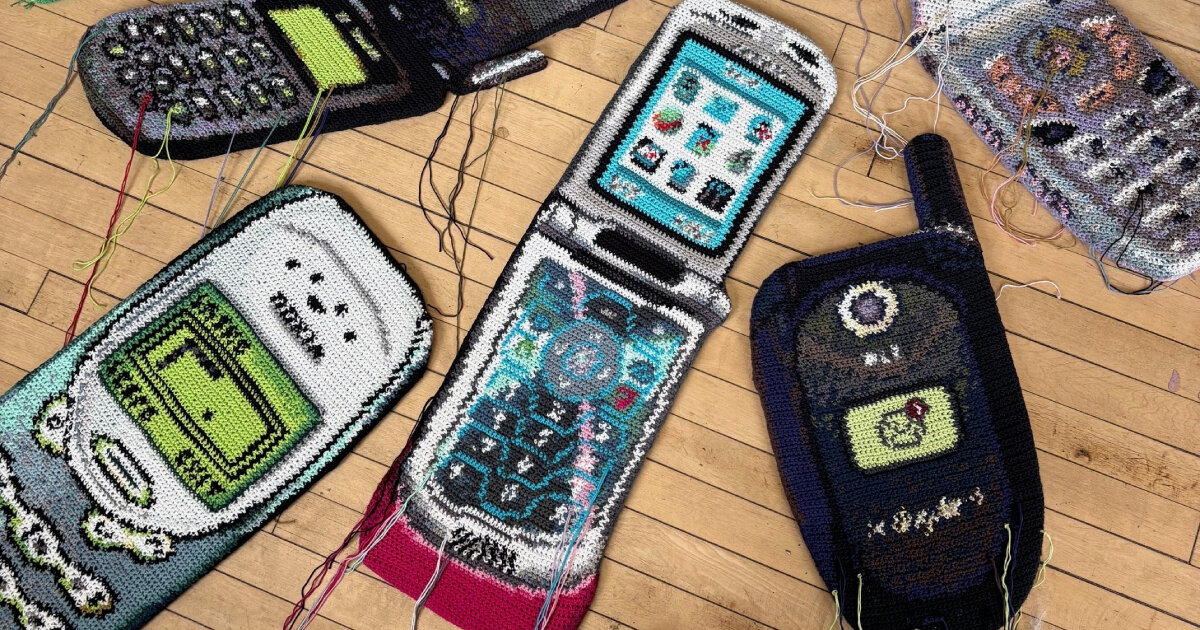 crochês de flip phones se desdobram na exposição de Nicole Nikolich