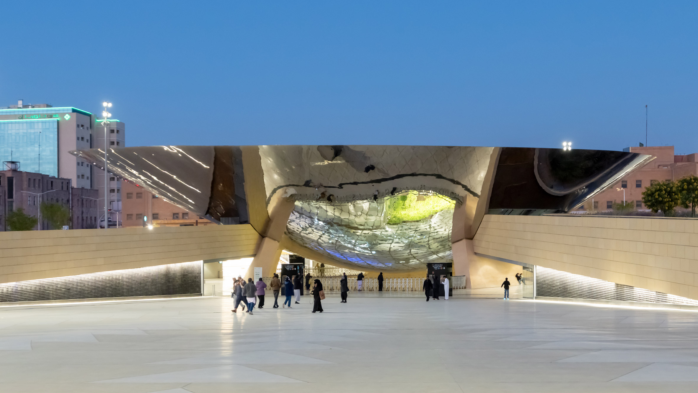 Snøhetta no topo da estação de metrô saudita com cobertura espelhada