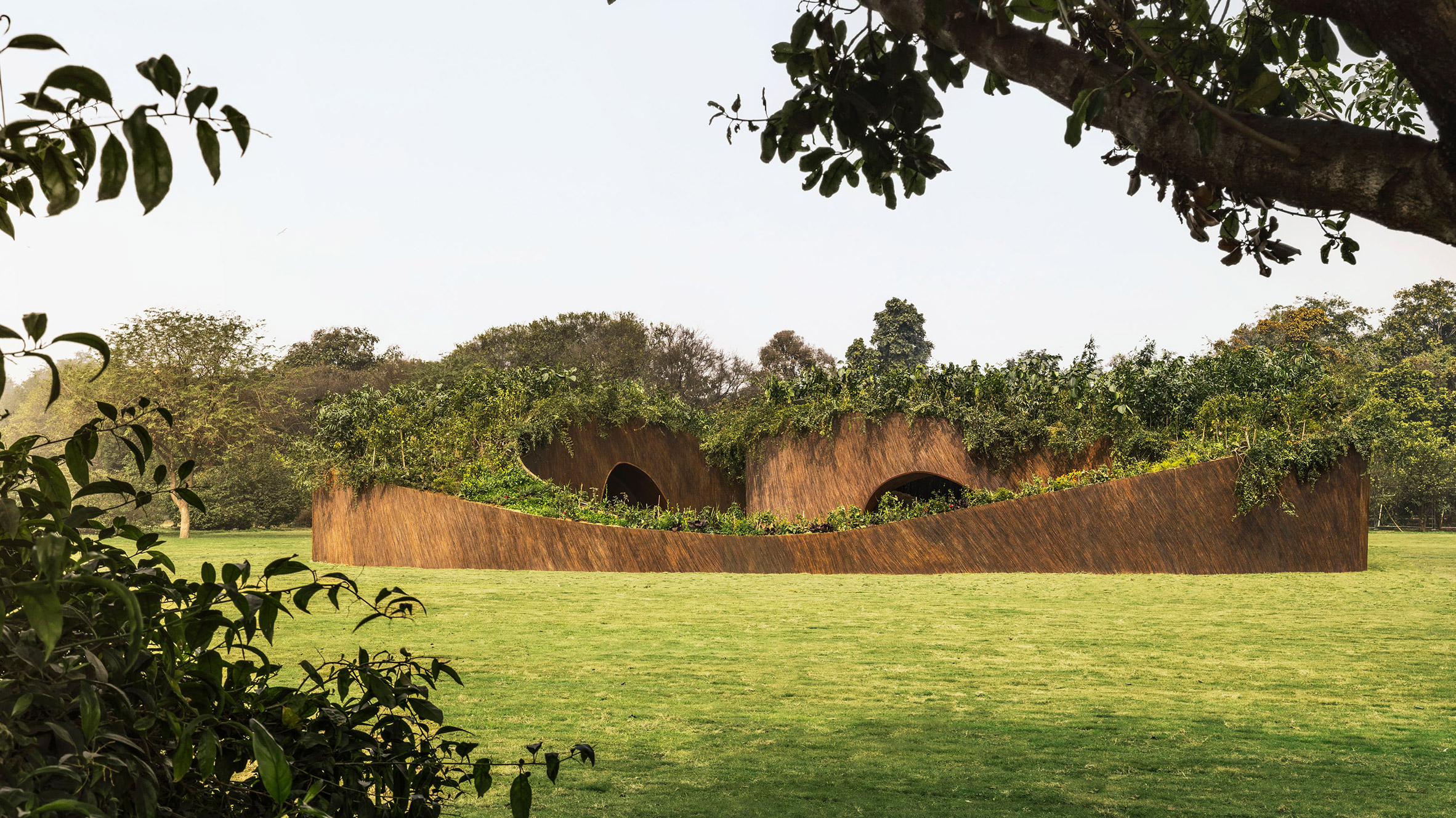 T__M.space supera pavilhão sinuoso em Nova Delhi com telhado verde