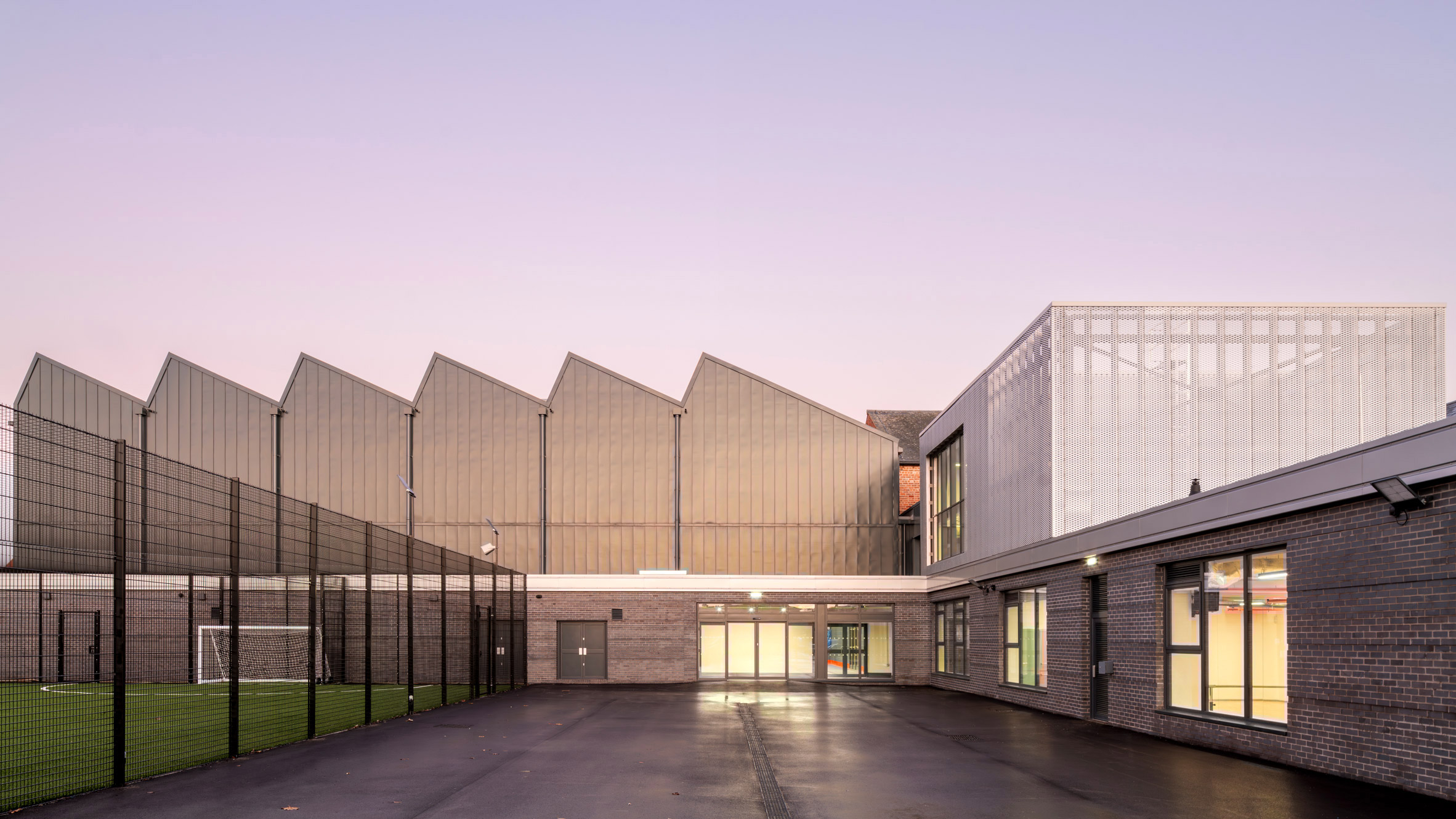 John Puttick Associates transforma armazéns em centro juvenil