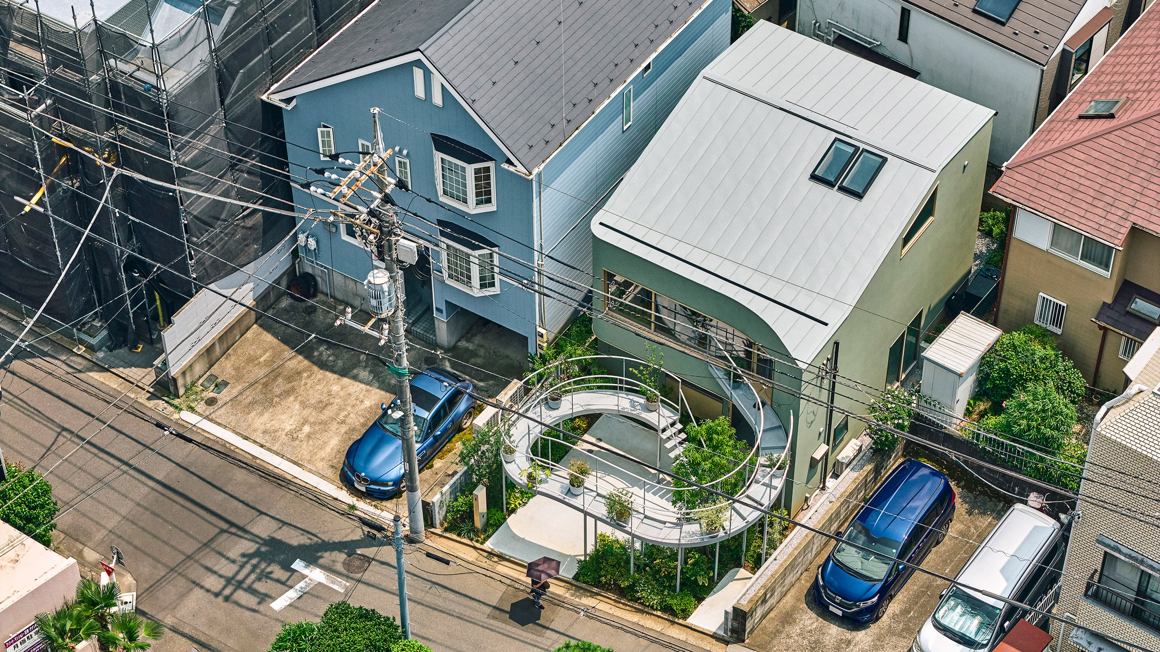 Terraço metálico para frentes de vasos de plantas Casa em Nakano por HOAA