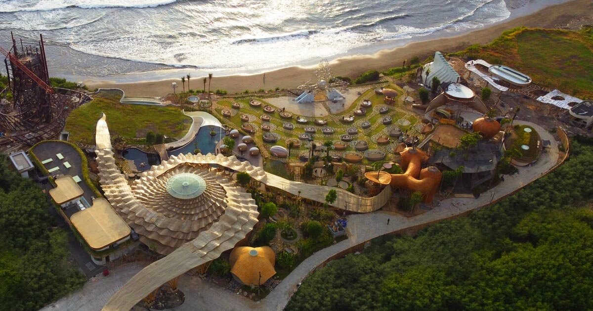 bambu e basalto esculpem clube de praia orgânico à beira-mar de bali