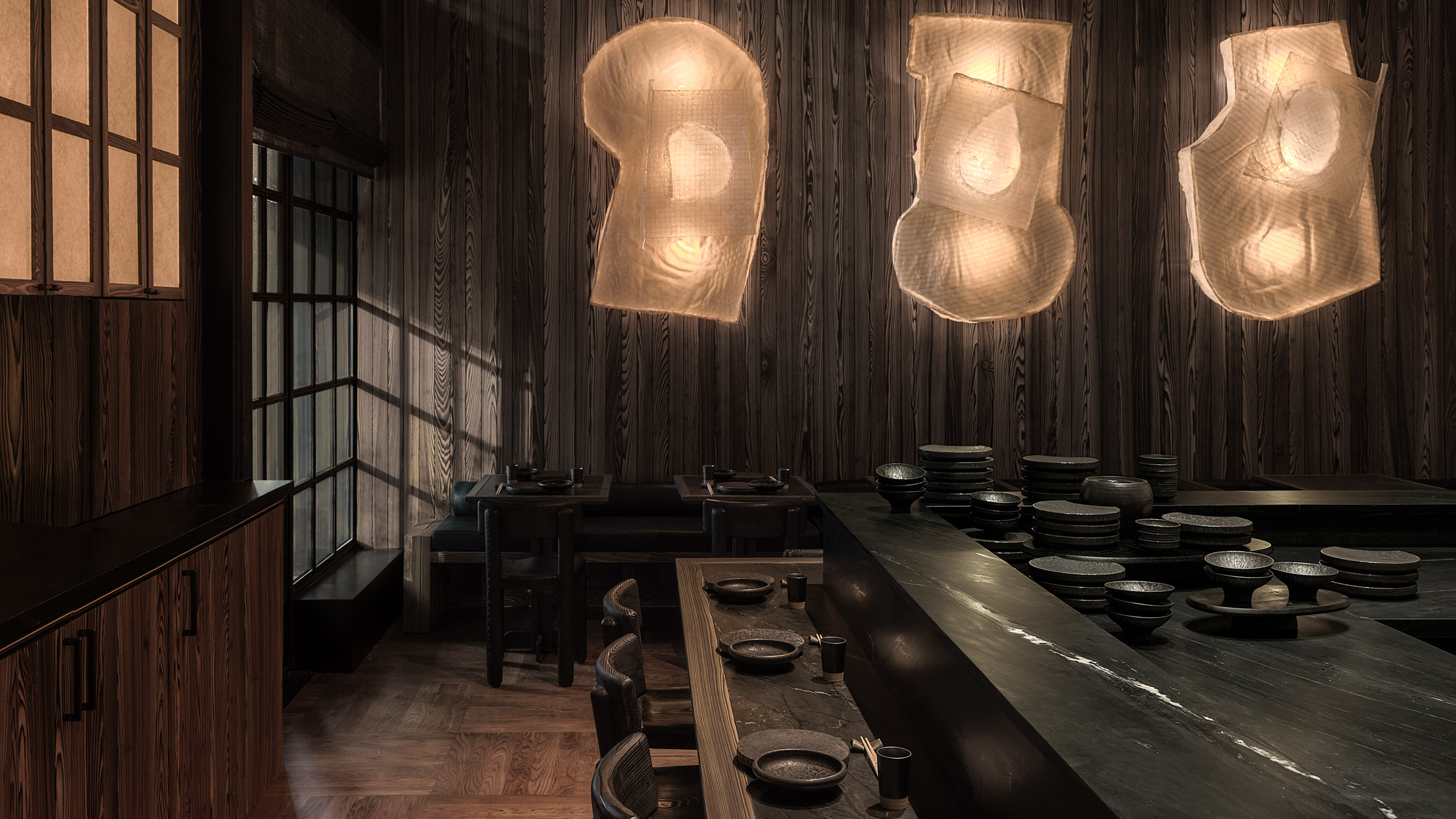 Kelly Wearstler projeta restaurante com pouca iluminação no Austin Proper Hotel