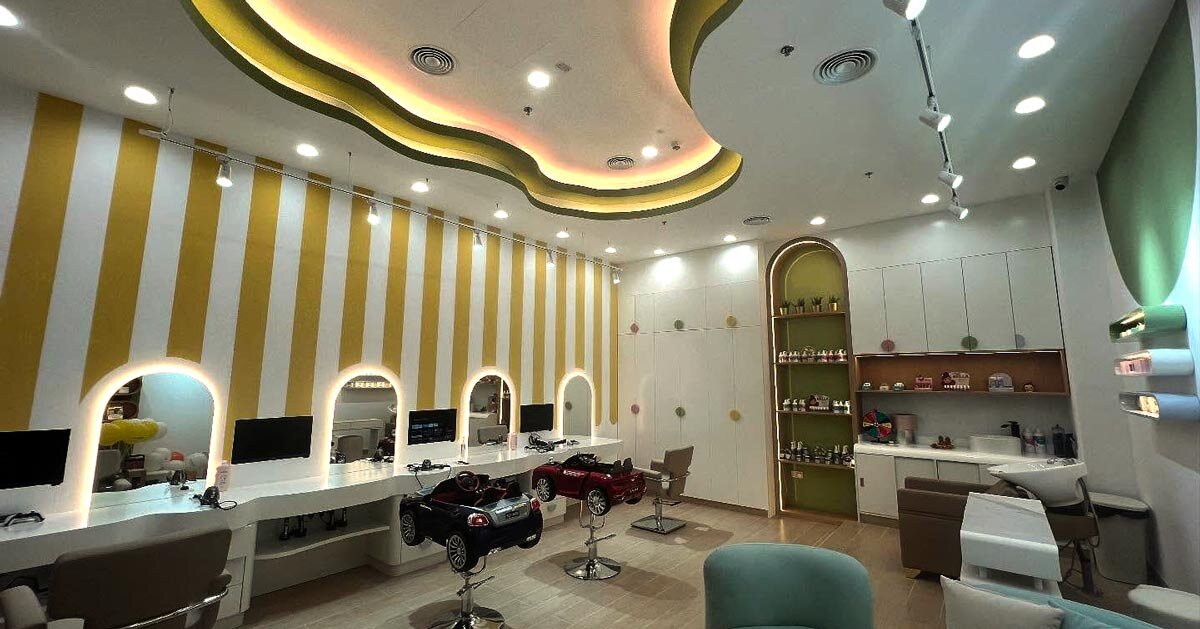 padrões de terrazzo e tons vibrantes animam salão de cabeleireiro infantil em dubai