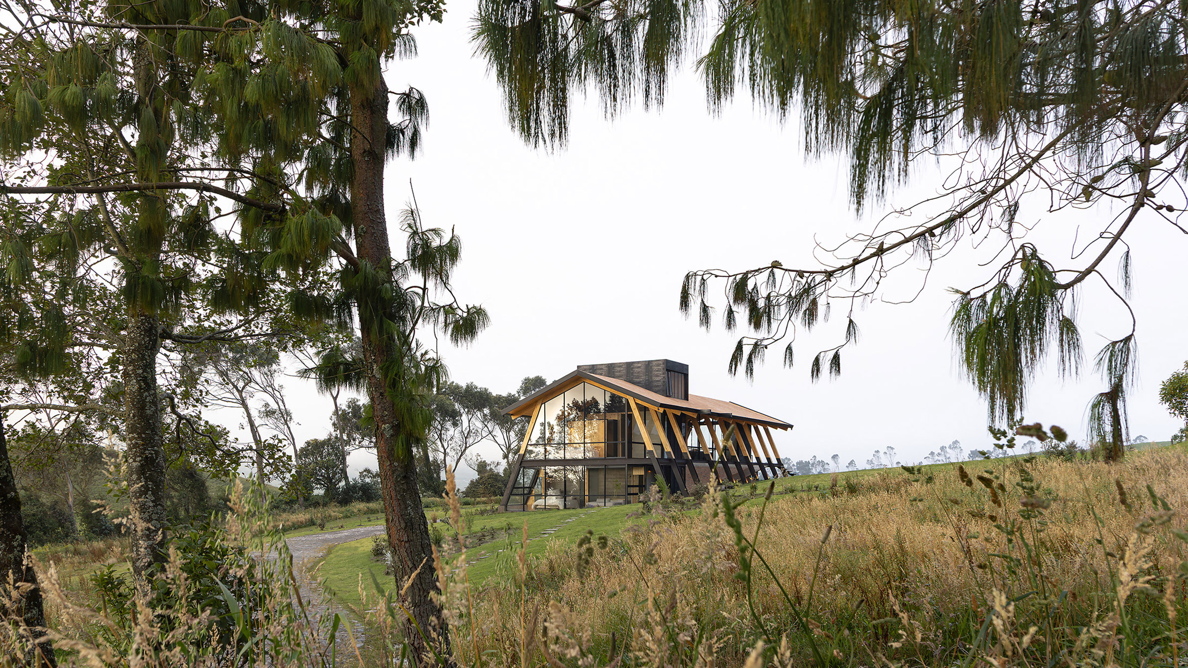 General mais alto coloca casa equatoriana envidraçada perto de vulcões