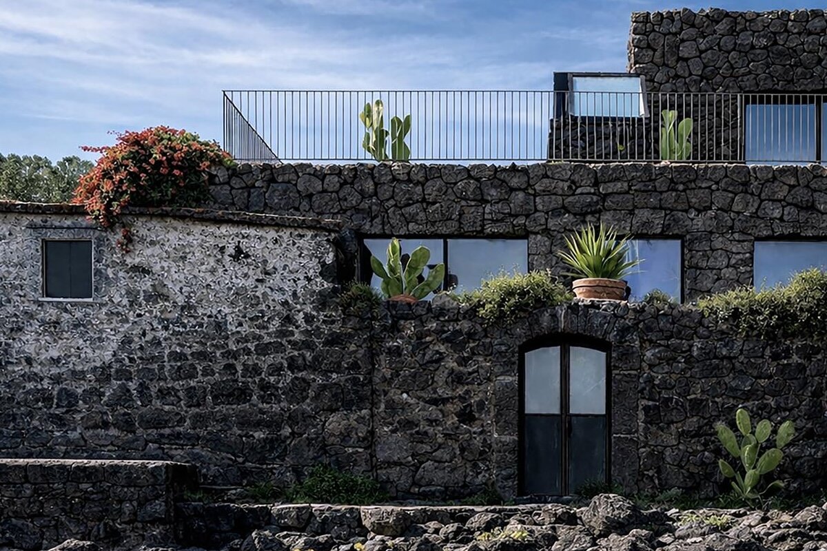 pedra de lava e casa de pescador fundem-se em villa na costa da Sicília