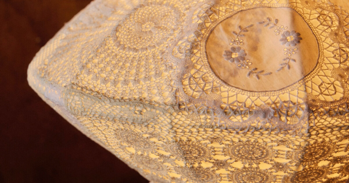 lana launay preserva guardanapos ancestrais com esculturas de luz