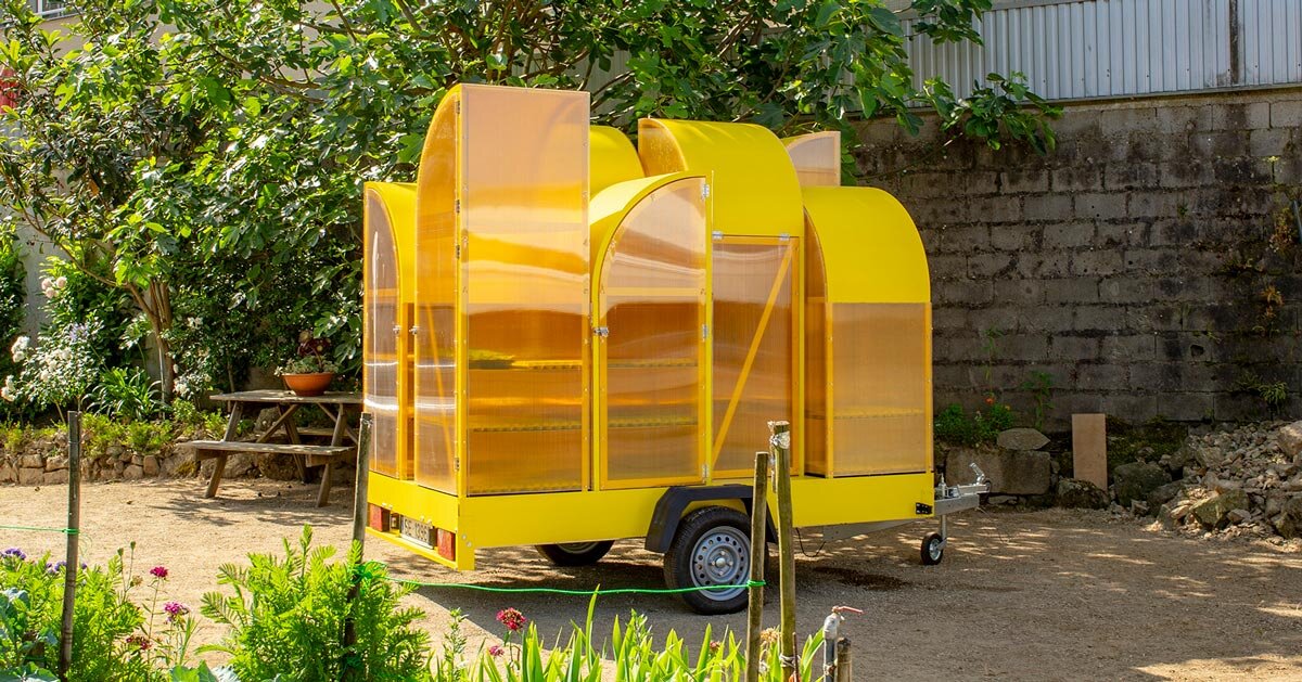 estufa modular amarela viaja sobre rodas por portugal