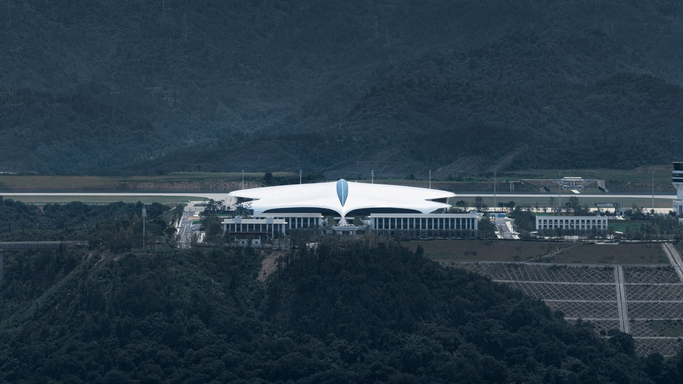 MAD modela o aeroporto de Lishui, na China, em “colinas cobertas de névoa”