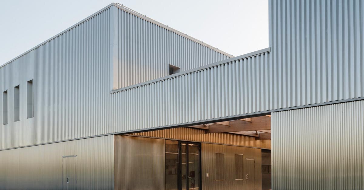 revestimento refletivo em chapa de aço envolve o centro técnico achères na França