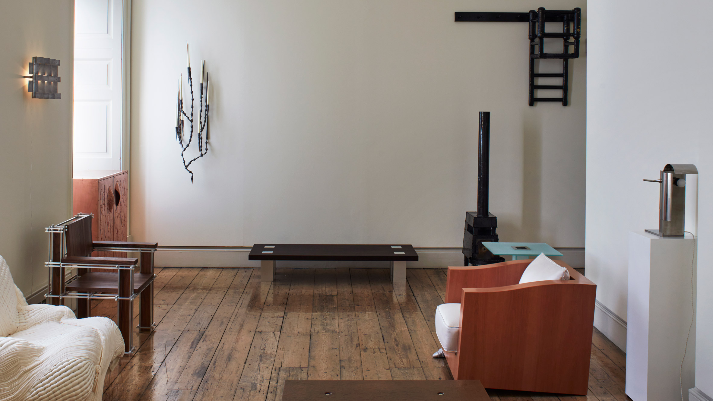 Max Radford Gallery apresenta exposição de móveis na Collect 2026