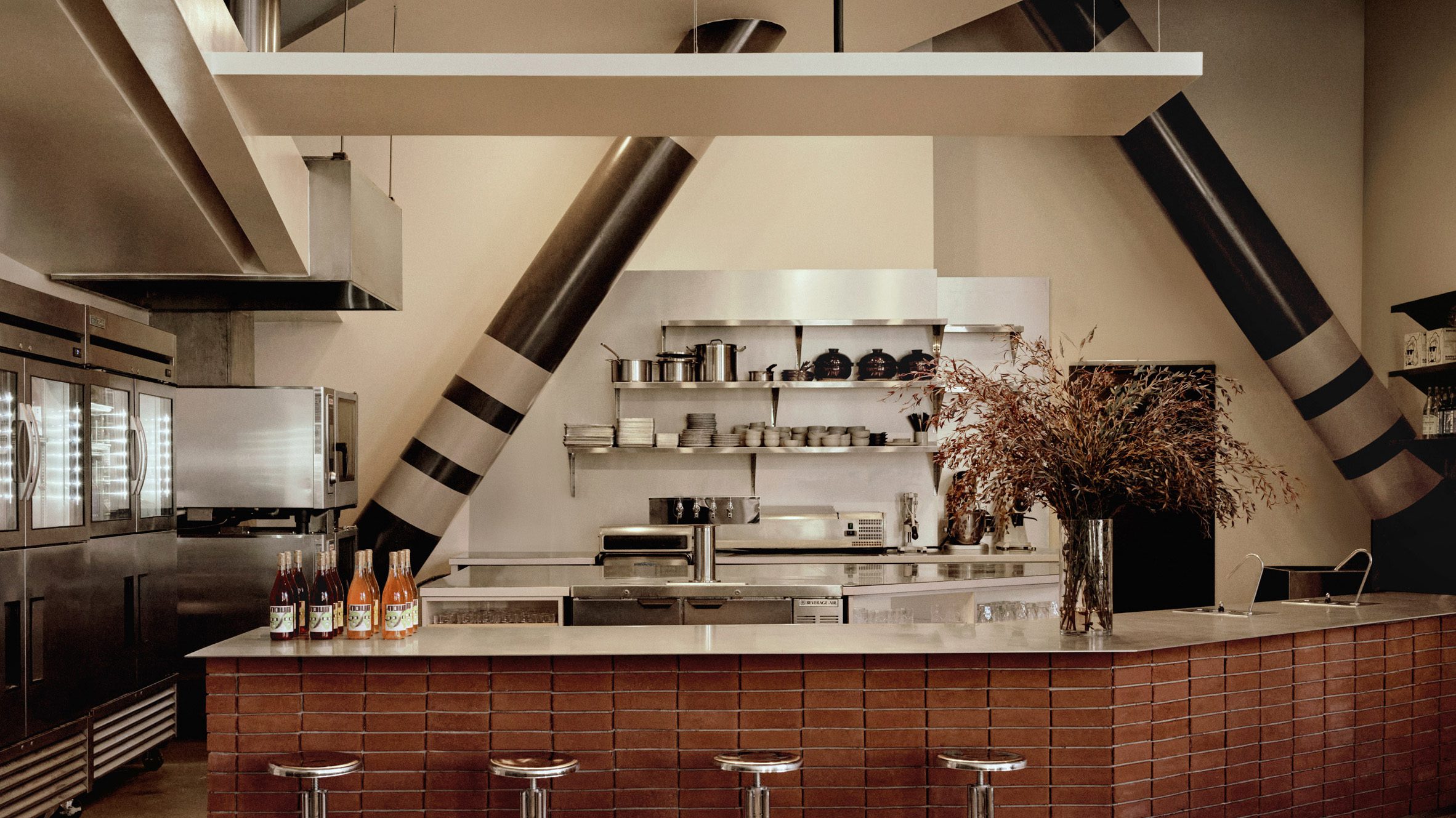 Warkentin Associates modela café em Los Angeles na “sala de estar de um artista”