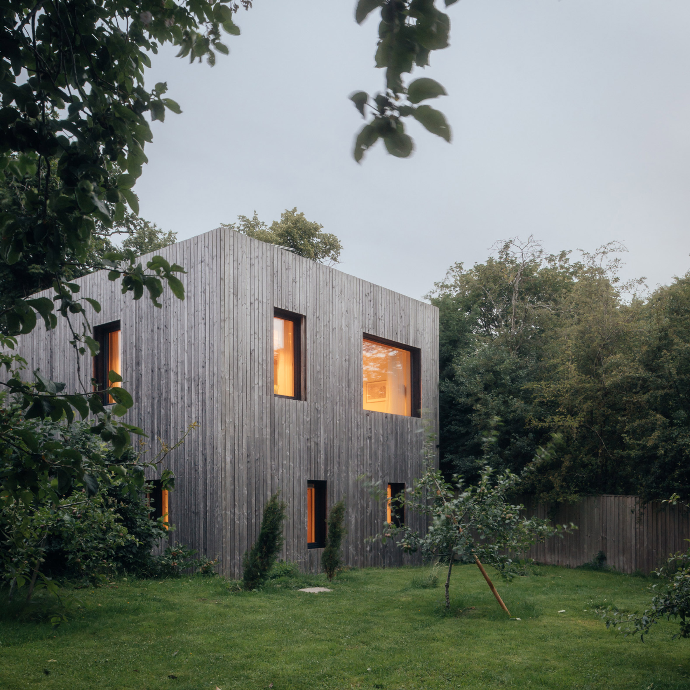 Studio Bark inaugura Orchard House revestida de larício em Cheshire