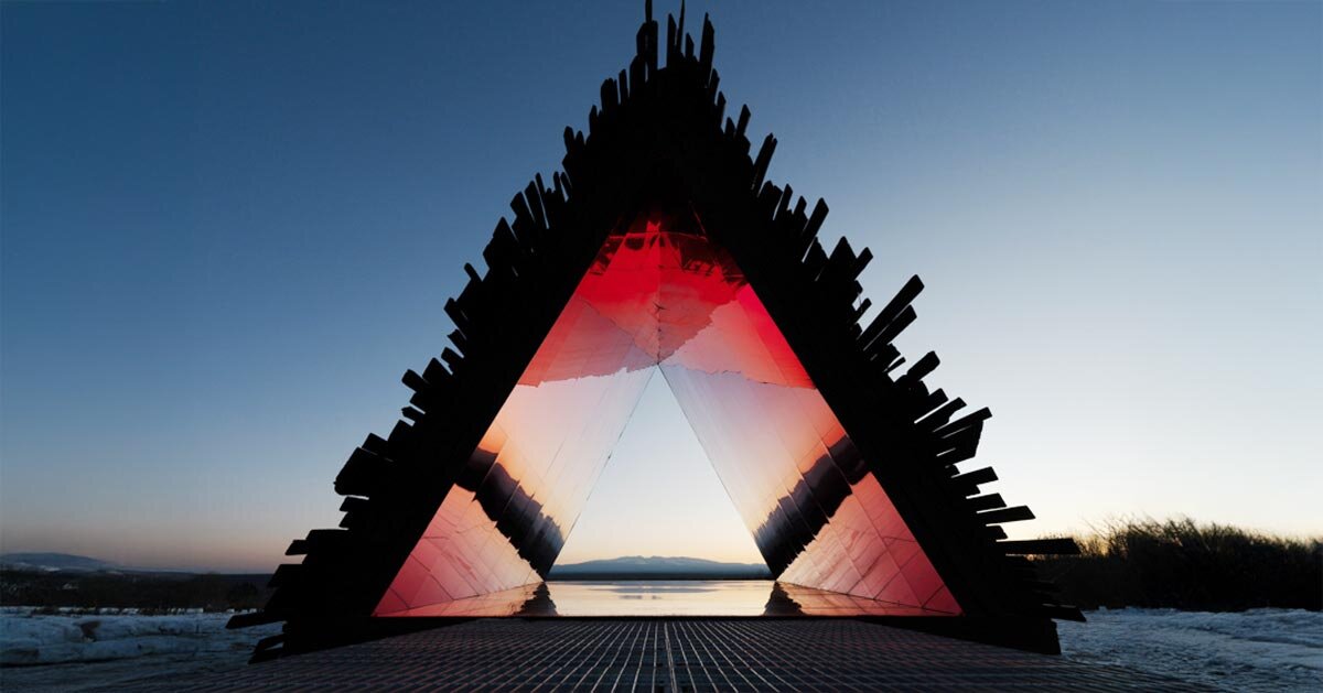 câmara vermelha emerge da concha de madeira carbonizada do abrigo prismático
