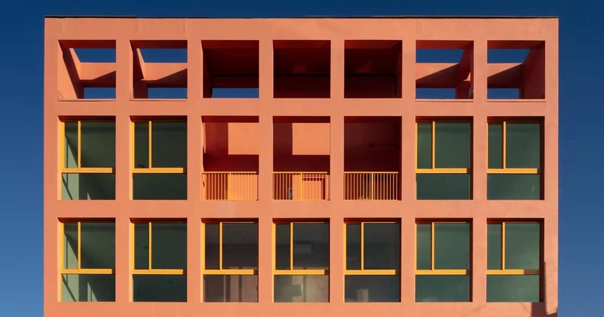 Fachada residencial pêssego repensa moradias populares em Miami