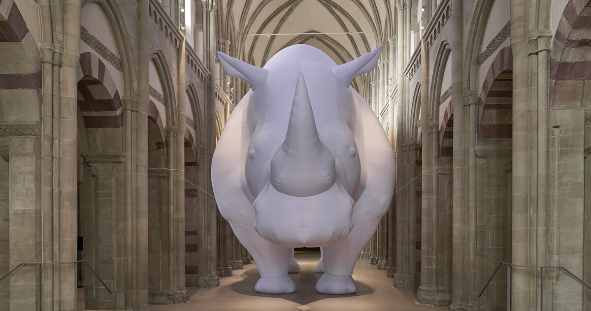 um rinoceronte inflável ocupa a galeria medieval do Kunstmuseum Magdeburg