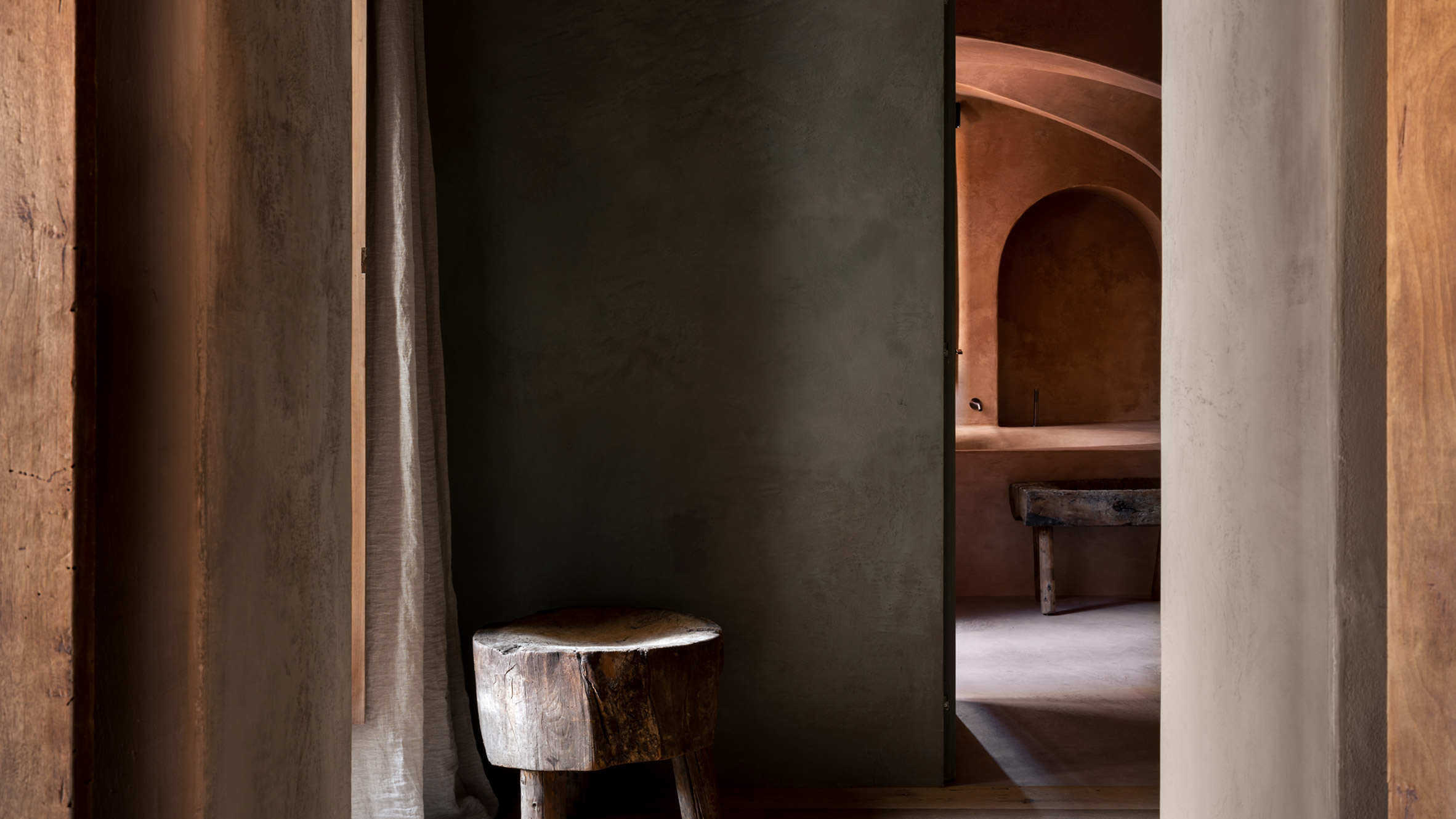 Serena Mignatti projeta apartamento wabi-sabi para Thom Yorke