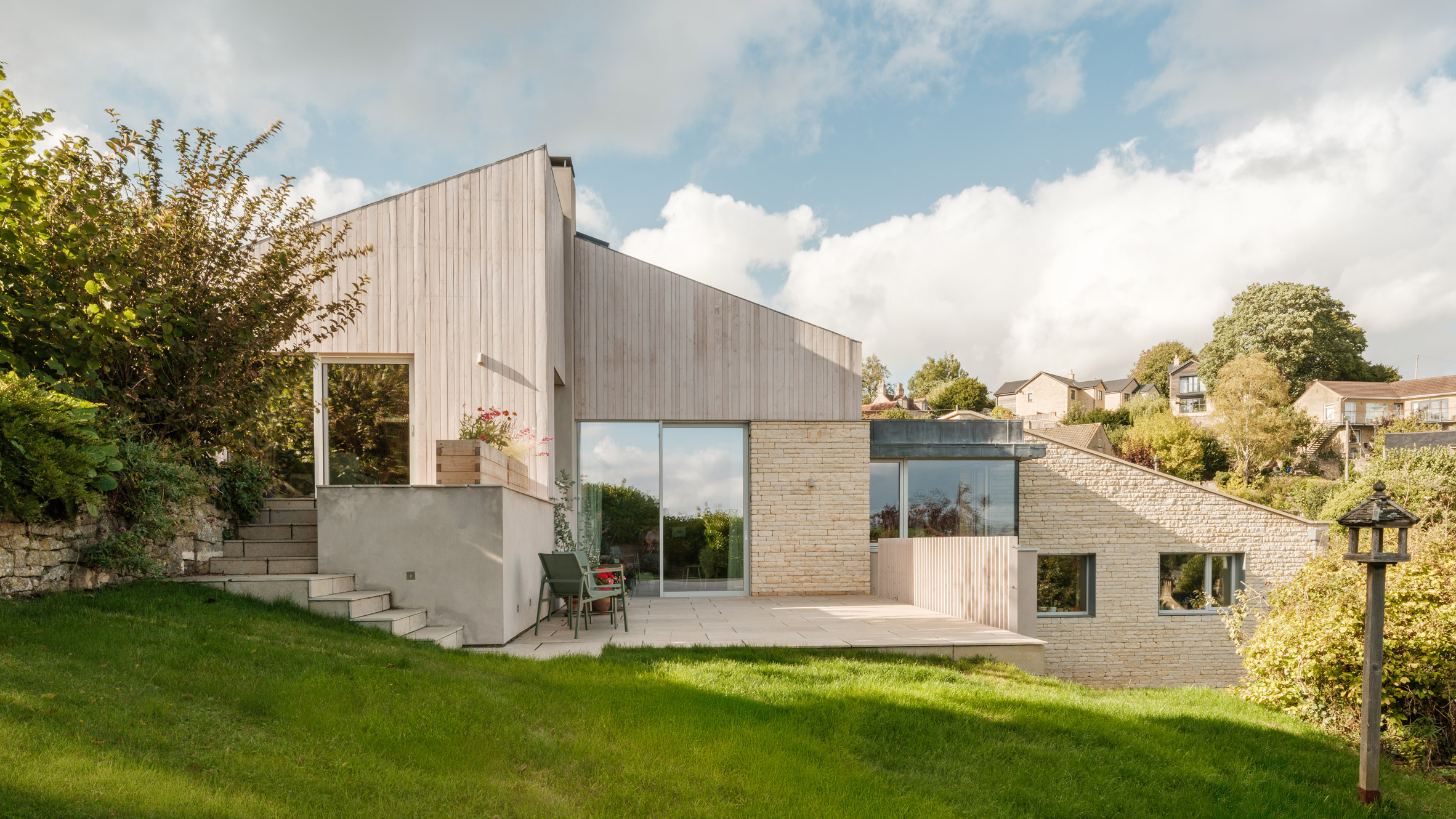 Klas Hyllén Architecture renova bangalô dos anos 1970 na Inglaterra
