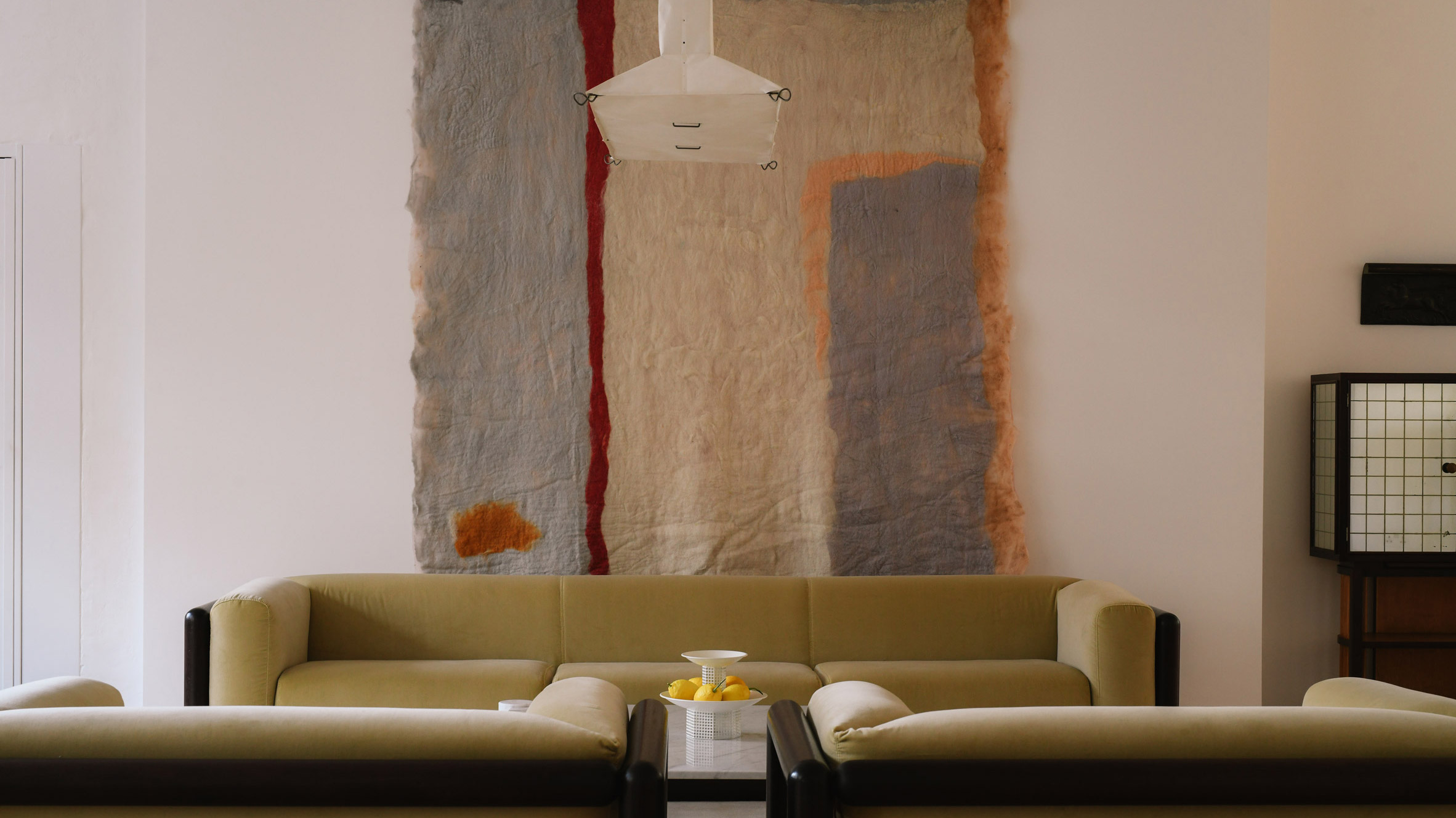 Galeria Spazio Leone inaugura showroom em antiga fábrica vitoriana