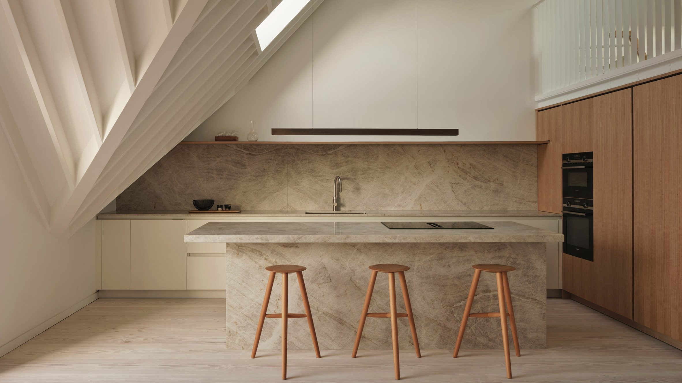 Mata Architects expande apartamento Vaulting Loft com telhado “semelhante a uma catedral”