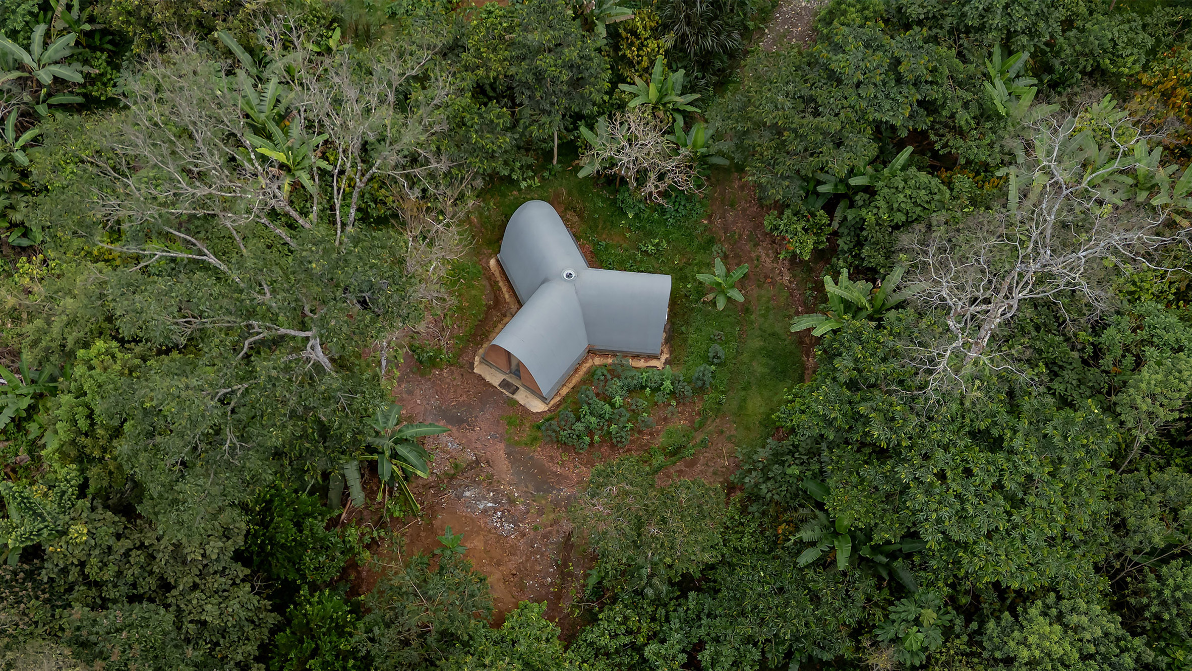 Al Borde Arquitectos cria laboratório “biosseguro” no Equador com adobe