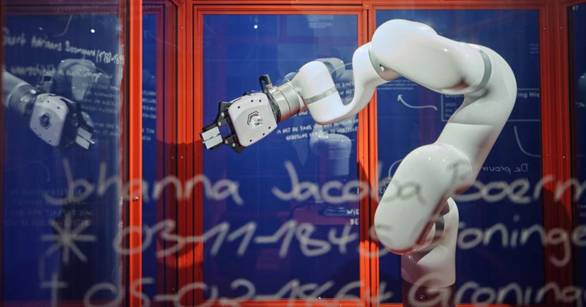 instalação robótica autônoma escreve e apaga histórico em tempo real