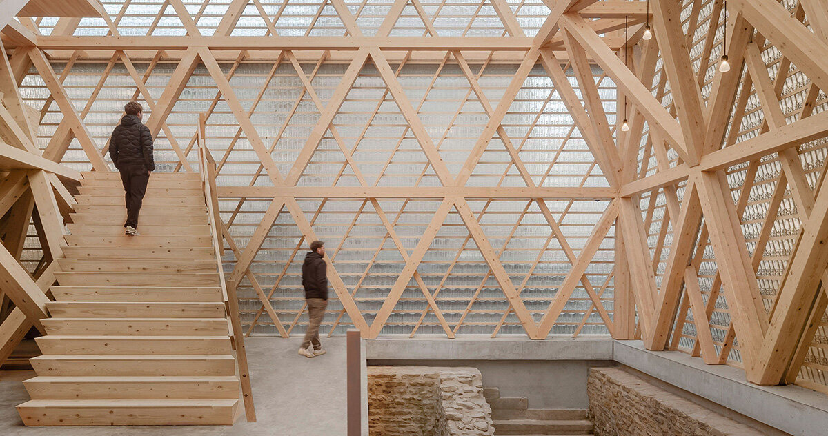 telhas de vidro envolvem museu com estrutura de madeira por wulf architekten