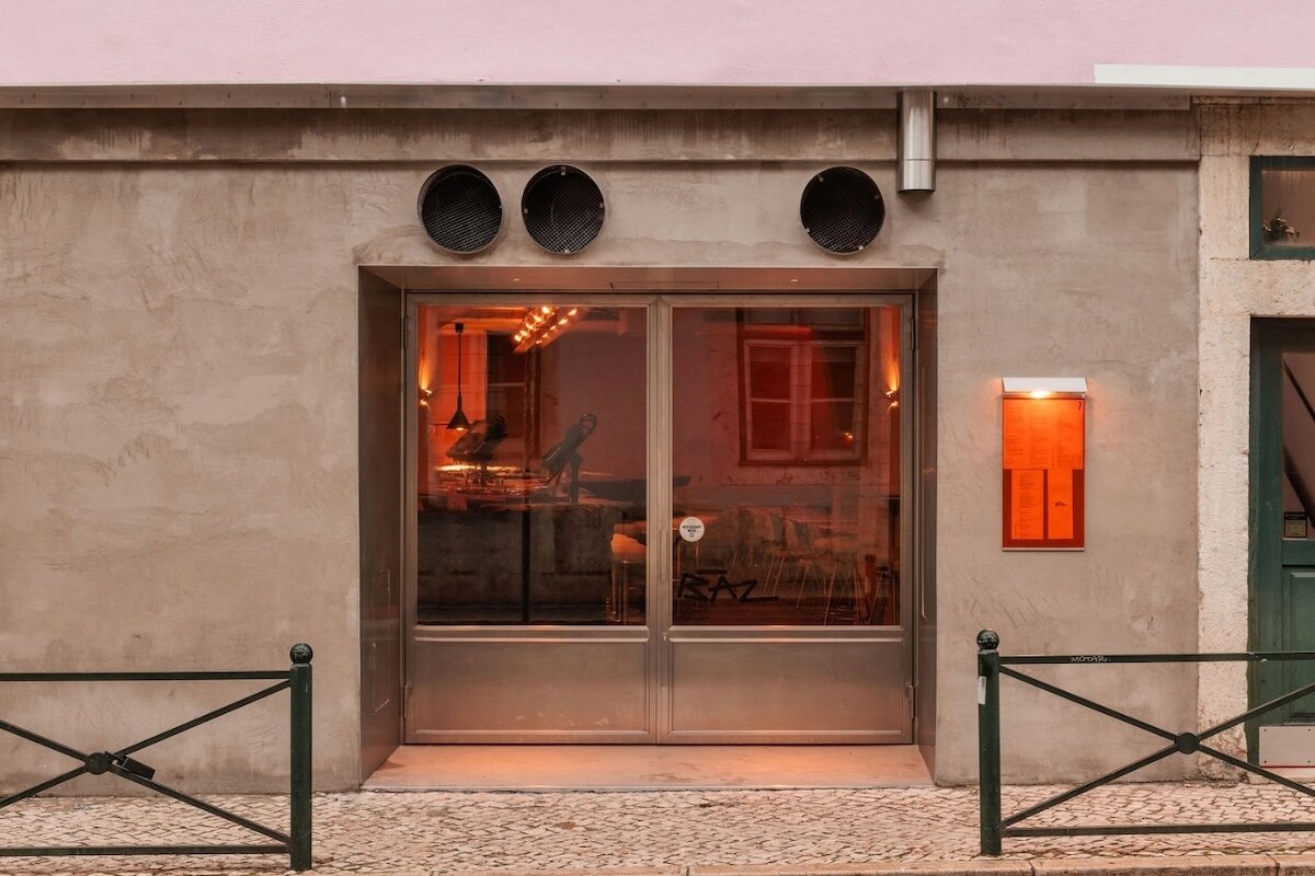 xxxi.studio divide restaurante lisboeta com balcão de madeira com 15 m de comprimento